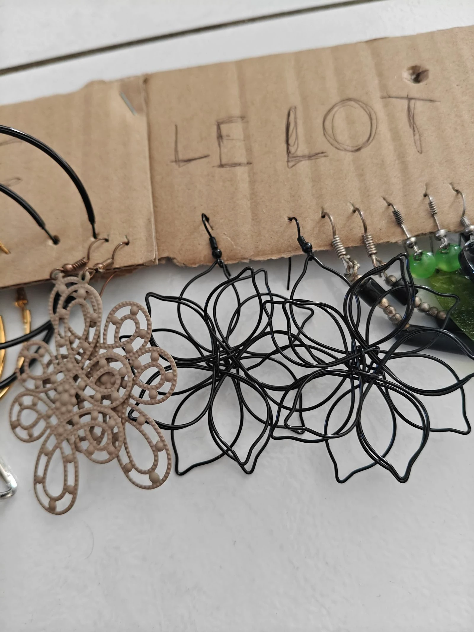 Lot of 11 pairs of costume earrings – photo 3